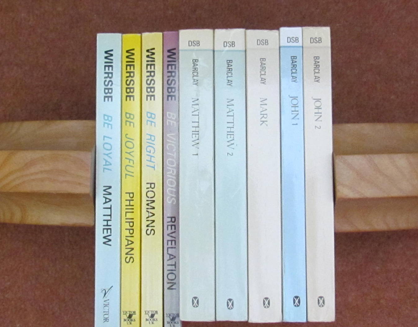 A COLLECTION OF PAPERBACK COMMENTARIES AS IN THE PICTURE