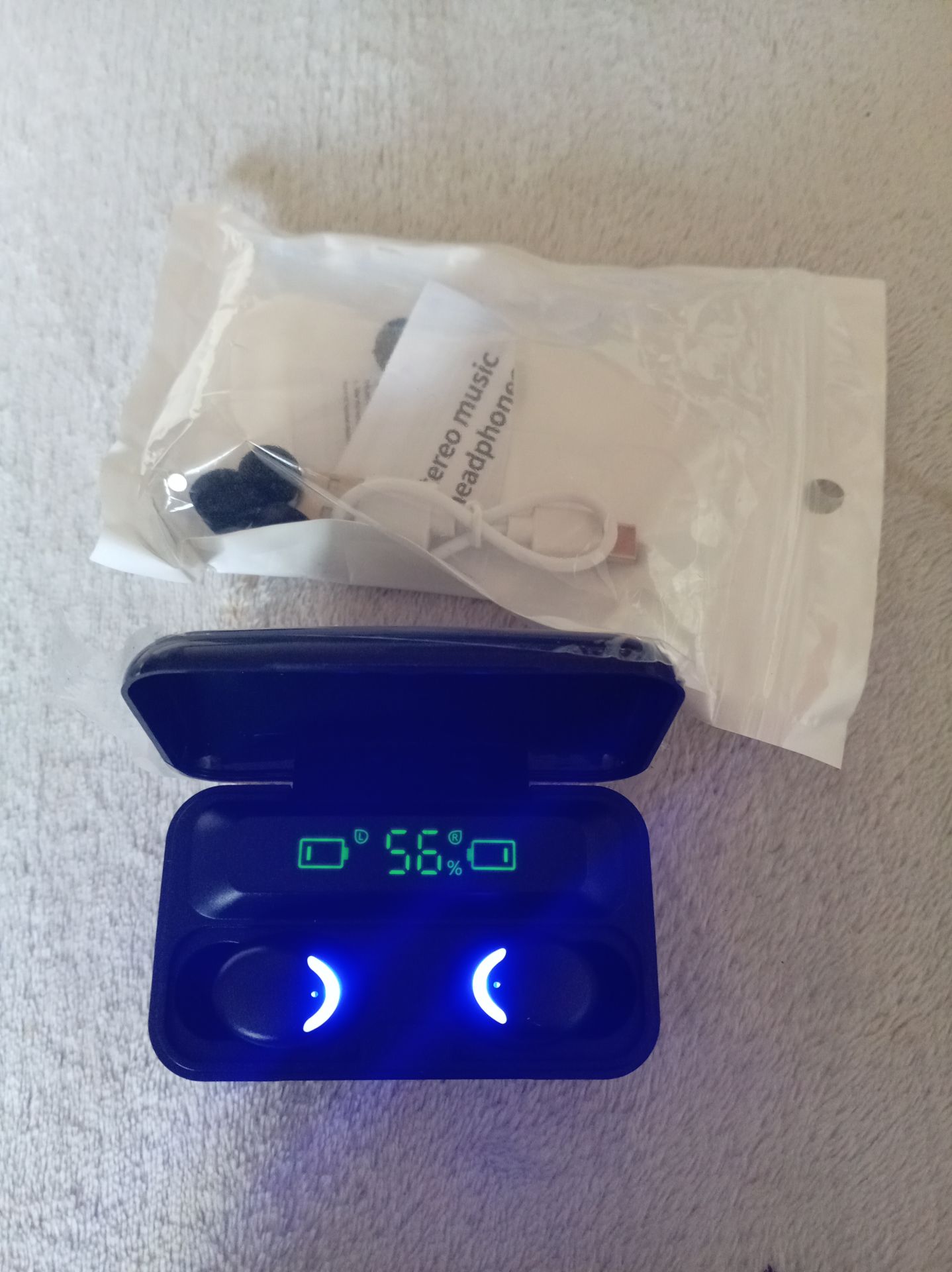 Wireless Earphone With recharger case charger cable extra ear cushions